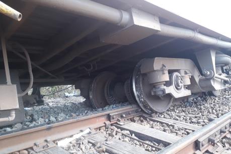 Khắc phục sự cố tàu hàng trật bánh khi vào ga tại Bình Thuận