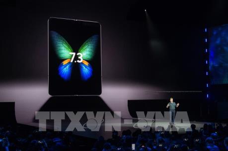 Samsung trình làng smartphone màn hình gập đầu tiên