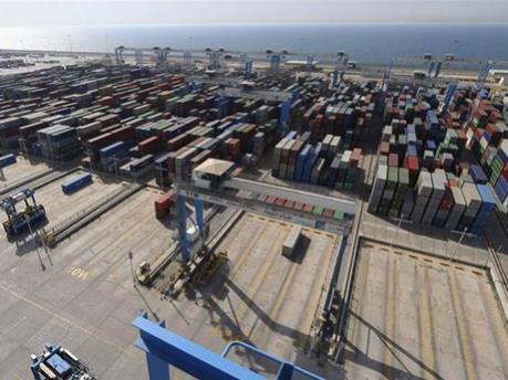 UAE nới lỏng lệnh cấm vận chuyển hàng hóa với Qatar