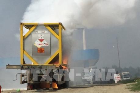 Xe chở hóa chất bốc cháy trên cao tốc Nội Bài – Lào Cai