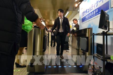 Nhật Bản sử dụng máy quét an ninh toàn thân tại ga tàu điện ngầm