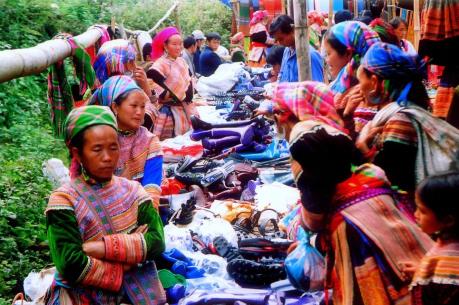 Lào Cai chặn hàng hóa kém chất lượng vào chợ phiên