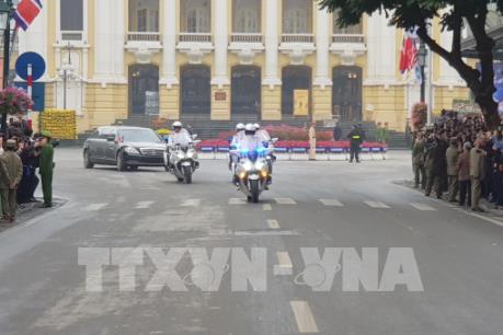 Đoàn xe của Chủ tịch Triều Tiên Kim Jong-un đang di chuyển trên đường phố Hà Nội