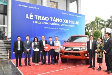 Quỹ Toyota tặng xe Hilux cho Ban An toàn Giao thông tỉnh Tuyên Quang