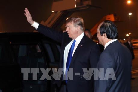 Tổng thống Mỹ Donald Trump vẫy chào người dân Hà Nội trước khi lên "quái thú"