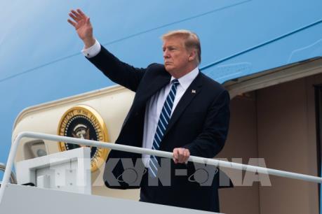 Tổng thống Mỹ Donald Trump lên chuyên cơ Air Force One để về nước