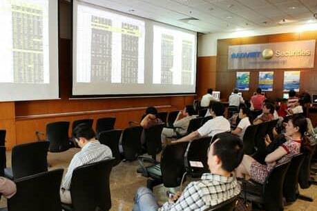 Chứng khoán ngày 6/8: VN-Index giảm gần 9 điểm