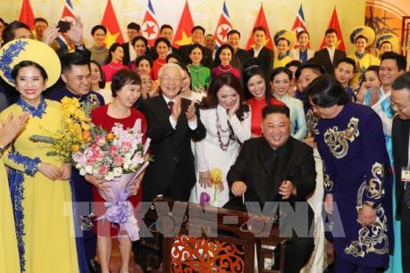 Chủ tịch Triều Tiên Kim Jong-un đánh thử nhạc cụ dân tộc Việt Nam