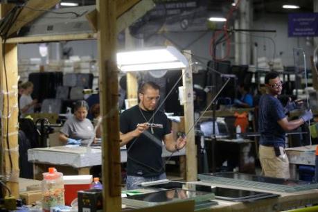 Hoạt động chế tạo Mỹ vẫn tăng trưởng nhưng với tốc độ chậm