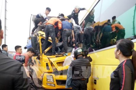 Quảng Ninh: Xe tải đấu đầu xe khách trên quốc lộ 18A 