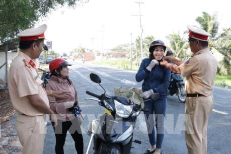 Tặng mũ bảo hiểm quy chuẩn cho người tham gia giao thông
