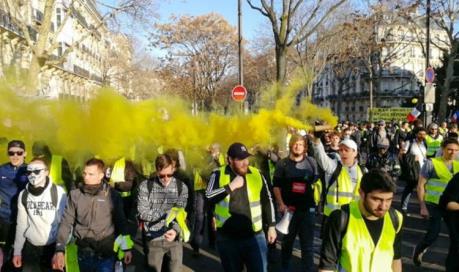 Người biểu tình "Áo vàng" tấn công cảnh sát Pháp bằng bom bẩn 
