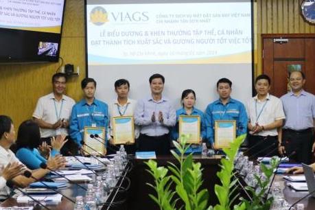 Nhân viên phục vụ tàu bay trả lại nhiều tài sản cho hành khách