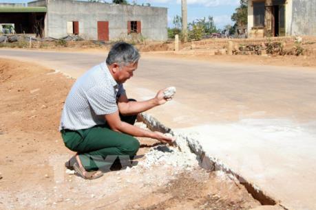 Đường giao thông “chằng chịt” vết nứt khi vừa đưa vào sử dụng