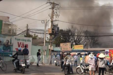 Cháy kho chứa hóa chất trong khu dân cư tại Bình Dương