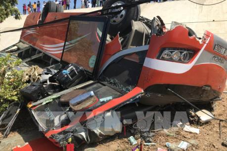 Bình Thuận: Xe khách lao xuống lề đường sâu, nhiều người bị thương