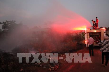 Cháy bãi rác ngay sát cây xăng