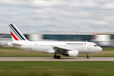 Động cơ trục trặc, máy bay chở hơn 500 hành khách phải hạ cánh khẩn cấp