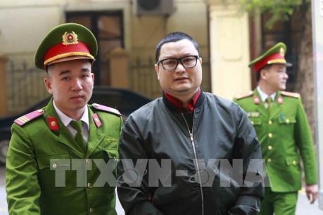 Tạm hoãn phiên tòa xử vụ thao túng giá chứng khoán lần đầu ở Hà Nội