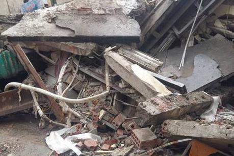 Sập tường khi làm móng nhà, hai người thương vong