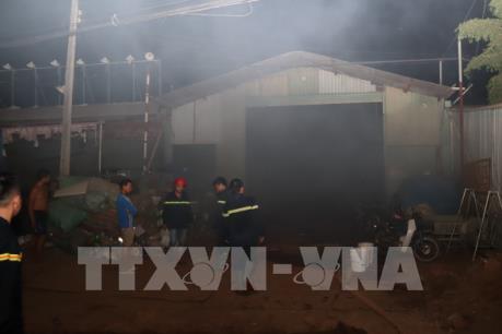 Cháy kho phế liệu trong khu dân cư