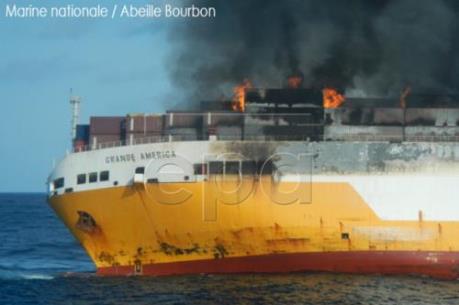 Tàu hàng Italy bị chìm có thể gây ô nhiễm môi trường cho Pháp