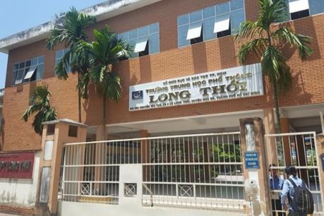 Đình chỉ công tác cô giáo 3 tháng lên lớp do ném vở học sinh 