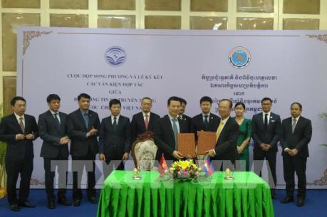 Việt Nam - Campuchia ký 3 thỏa thuận hợp tác bưu chính viễn thông và ICT