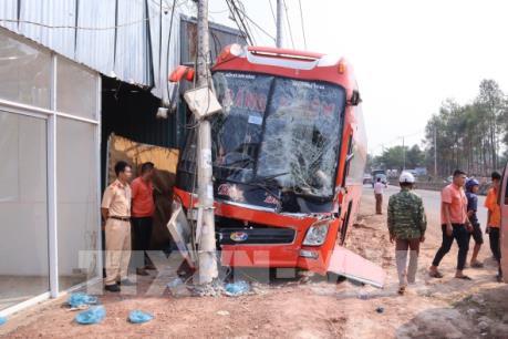 Tai nạn giao thông gây mất điện hàng trăm hộ dân