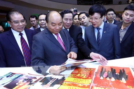 Thủ tướng thăm gian trưng bày của TTXVN tại Hội báo toàn quốc 2019