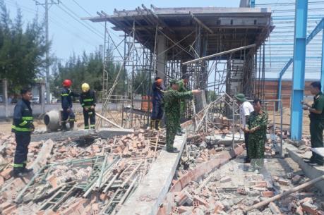 Tường công trình bất ngờ đổ sập, ít nhất 8 người thương vong