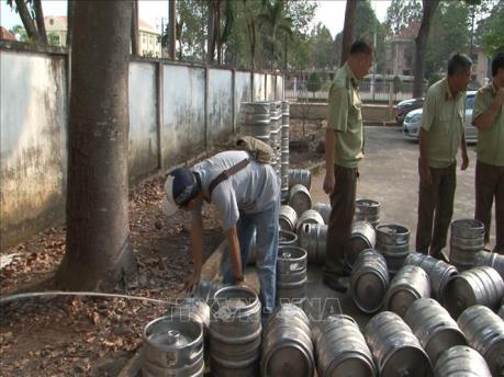 Bình Phước tiêu hủy hàng ngàn lít bia hơi không rõ nguồn gốc