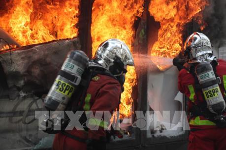 Bạo lực bùng phát trong biểu tình “Áo vàng” tại Pháp