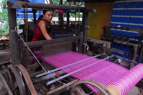 Đột phá ở làng nghề dệt choàng trăm tuổi