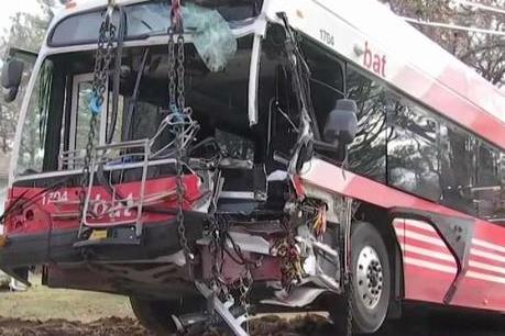 Xe buýt chở sinh viên gặp nạn, hơn 18 người thương vong