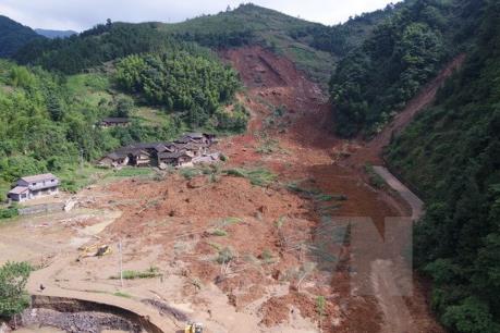 Lở đất làm sập một tòa nhà và hàng chục người thương vong