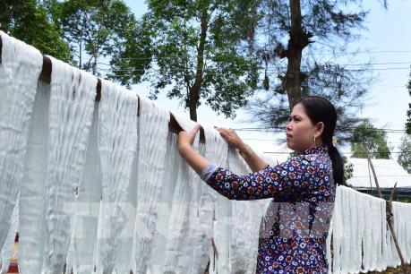 Cận cảnh làng nghề dệt choàng trăm tuổi