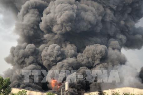 Cháy lớn tại một công ty chuyên sản xuất đèn cầy