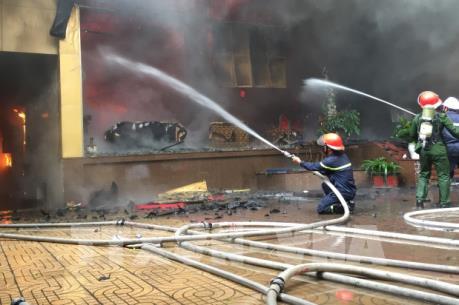 Đang cháy lớn tại tổ hợp khách sạn, nhà hàng, karaoke ở trung tâm thành phố Vinh