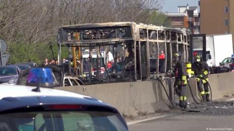 Italy: Lái xe buýt bắt cóc 51 học sinh