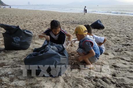 Chung tay dọn rác, trả lại vẻ đẹp cho bãi biển Quy Hòa, Bình Định