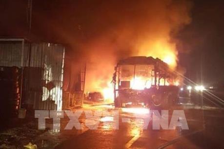 Xe khách giường nằm cháy rụi trên quốc lộ 1A