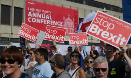 Hơn 1 triệu dân Anh kiến nghị trực tuyến ngừng Brexit