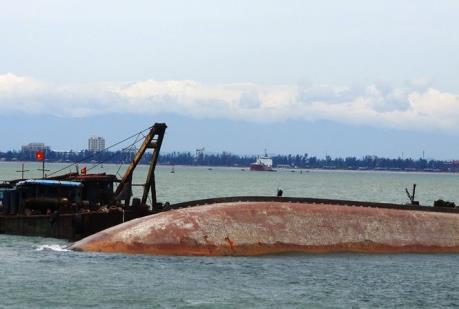 Trục vớt và thanh thải tàu hàng mắc cạn trên vùng biển Vạn Ninh, Khánh Hòa