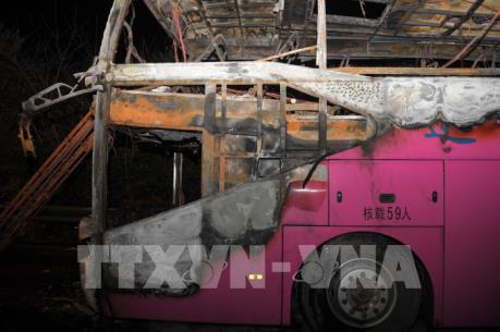 Xe du lịch phát hỏa trên đường cao tốc, ít nhất 26 người thiệt mạng