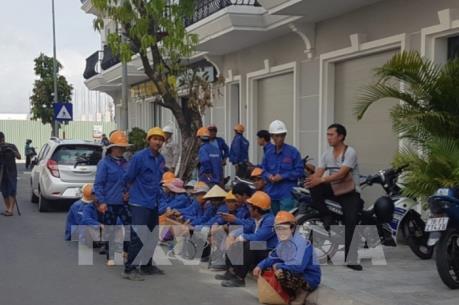 Hơn 50 công nhân đến ban quản lý dự án đòi tiền công