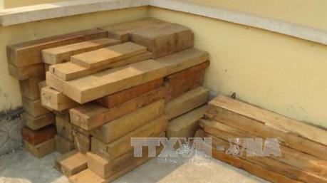 Tạm giữ xe ô tô chở gỗ không rõ nguồn gốc lưu thông trên Quốc lộ 1A