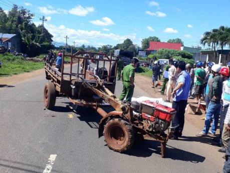 Công nông va chạm xe máy khiến 1 nữ sinh tử vong tại chỗ