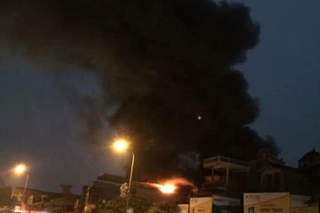 Cháy lớn tại căn nhà 5 tầng bán giày dép ở Hà Nội