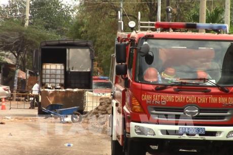 Bình Dương: Bồn chứa axit nitric bị rò rỉ chảy xuống đường